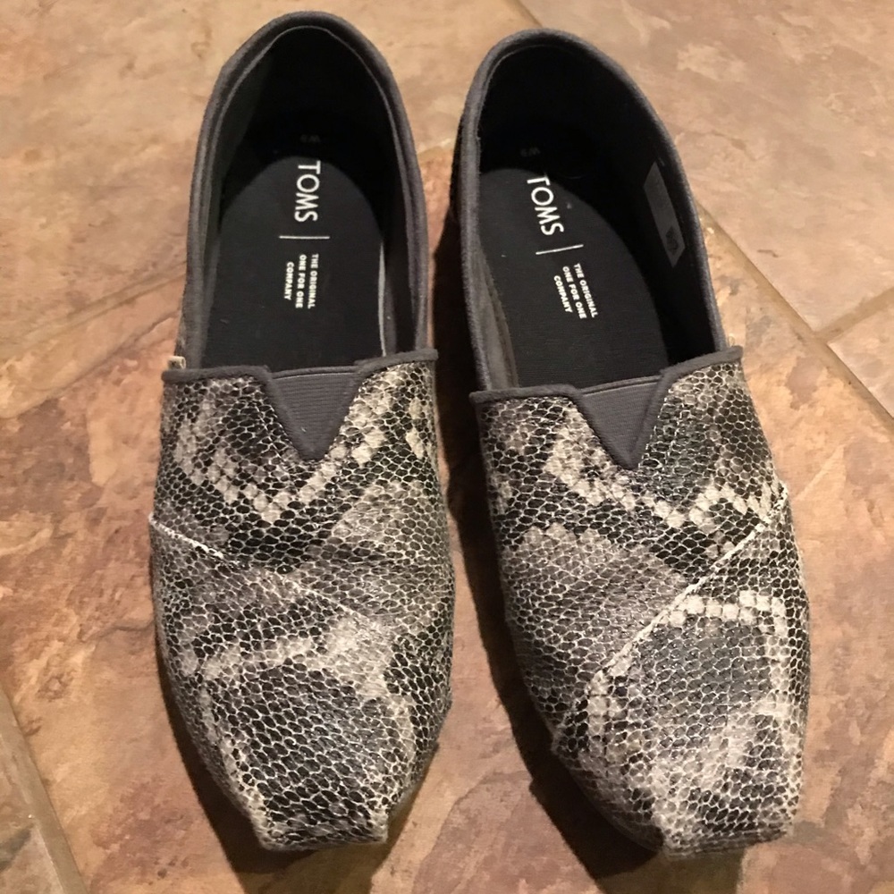 Snakeskin Patterned Toms sz 9